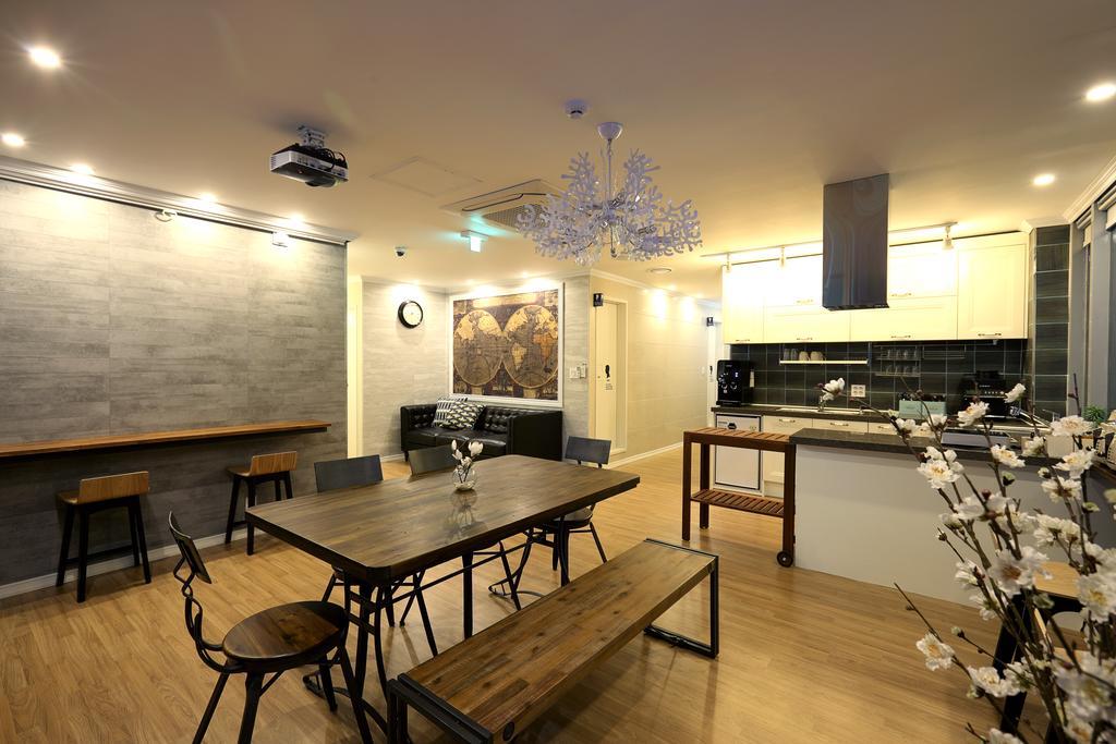 First Guesthouse Пусан Екстер'єр фото